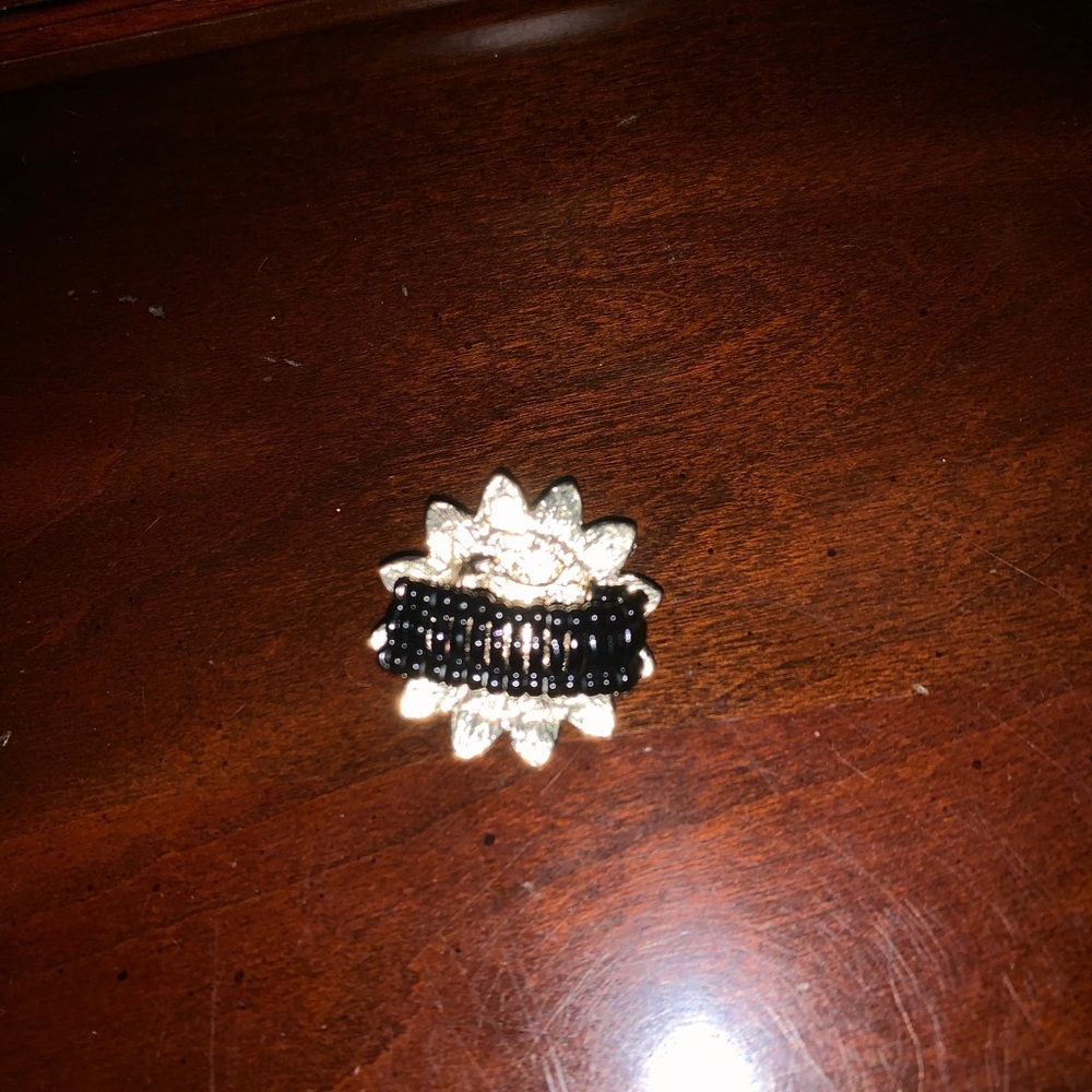 Black Flower ring with stretchy band - Picture 3 of 4